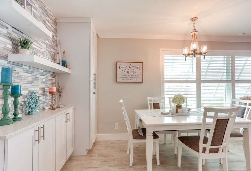 Bright Home W/ Sauna & Deck: 1 Mi To Dtwn Stuart!