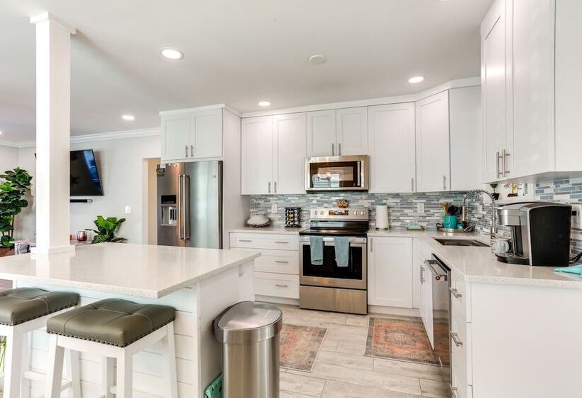 Bright Home W/ Sauna & Deck: 1 Mi To Dtwn Stuart!