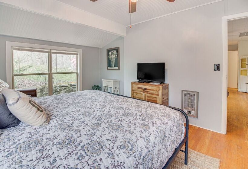 Family Friendly Smithville Cabin: Game Room & Deck