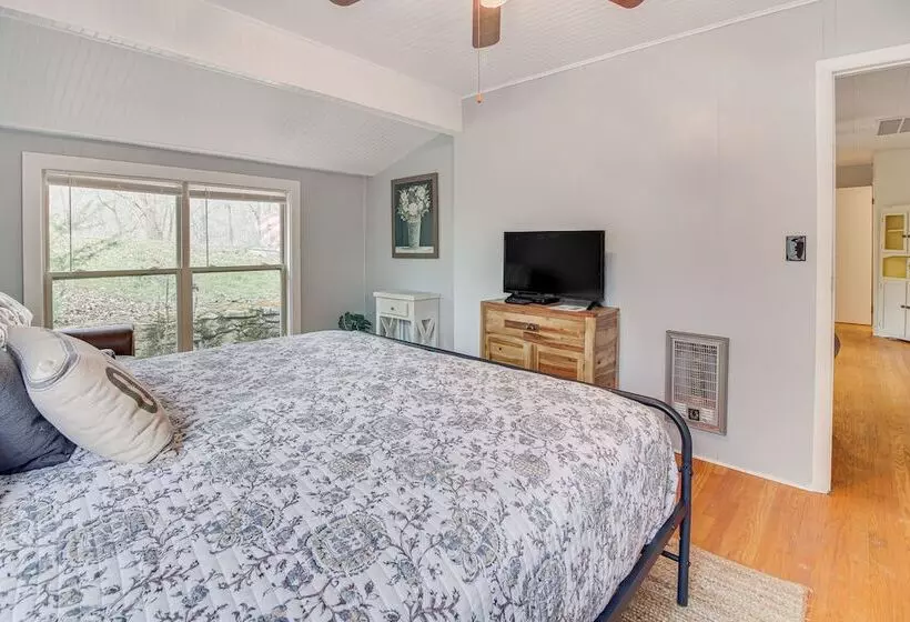 Family Friendly Smithville Cabin: Game Room & Deck