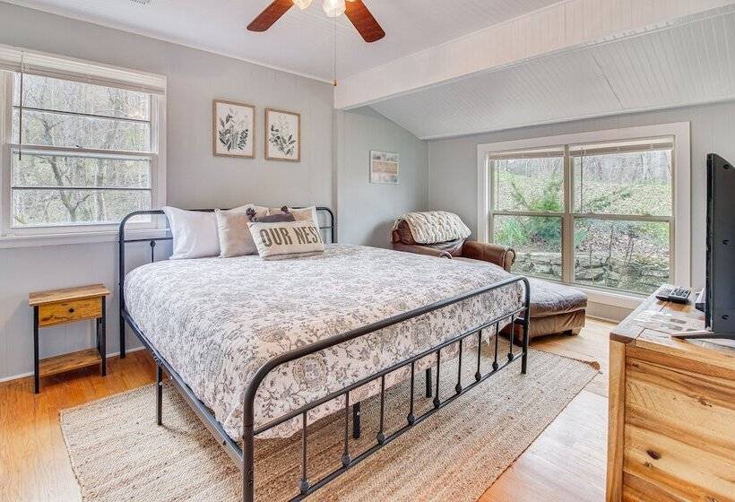 Family Friendly Smithville Cabin: Game Room & Deck