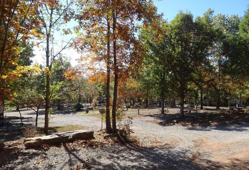 هتل Blue Clouds Rv & Cabins Resort