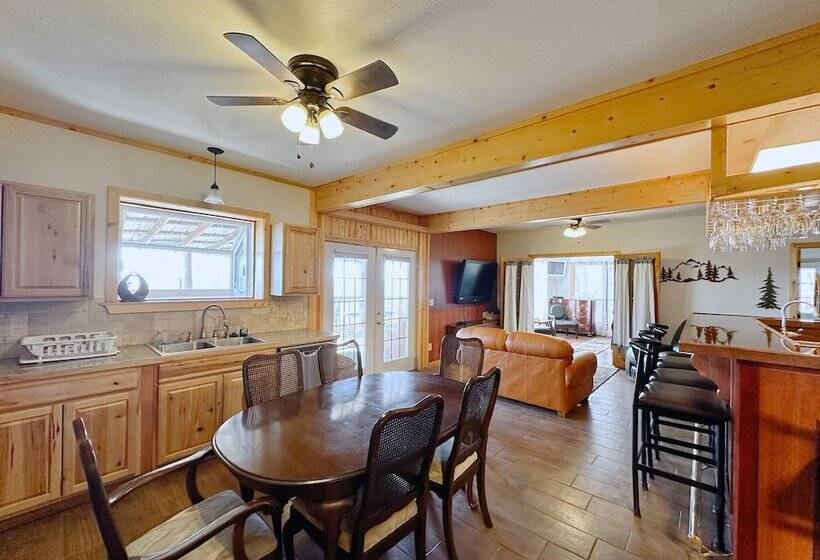 هتل Blue Clouds Rv & Cabins Resort