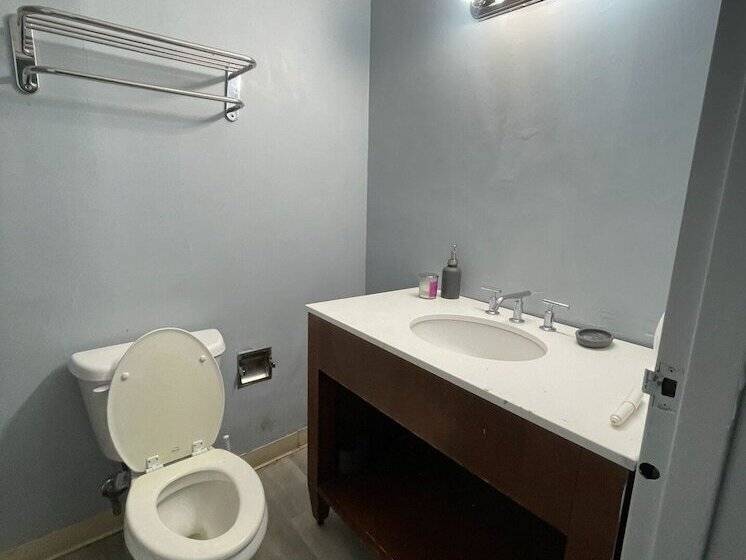 هتل Lamplighter Inn By Oyo Charlotte Airport Area