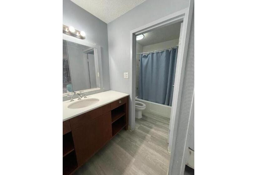 هتل Lamplighter Inn By Oyo Charlotte Airport Area