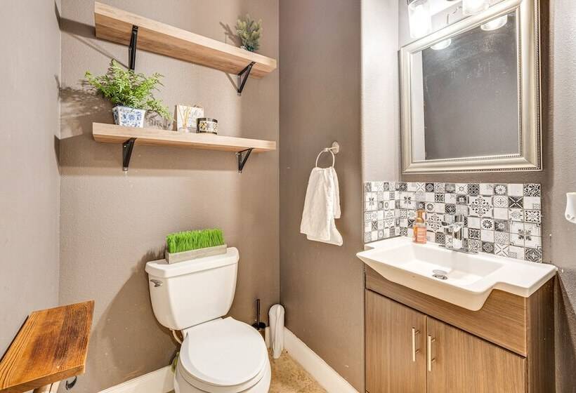 Luxurious Davenport Home W/ Large Pool & Hot Tub!