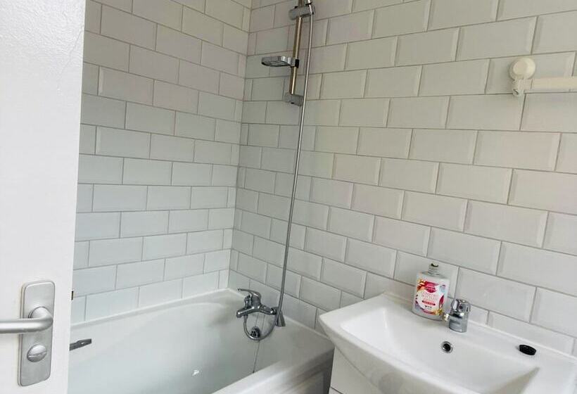 Residens Remarkable 4 Bed House In Bootle, Liverpool