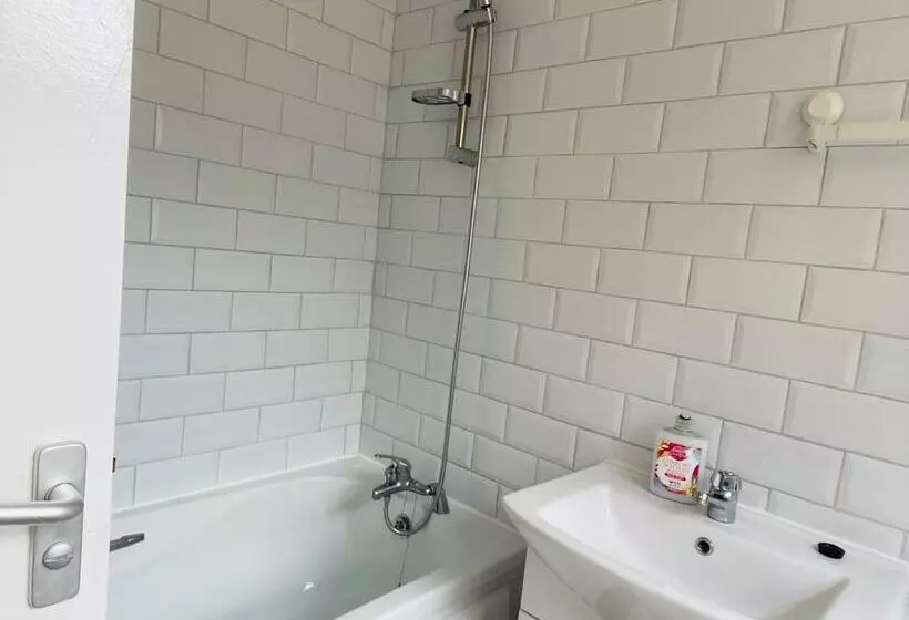Residenssi Remarkable 4 Bed House In Bootle, Liverpool