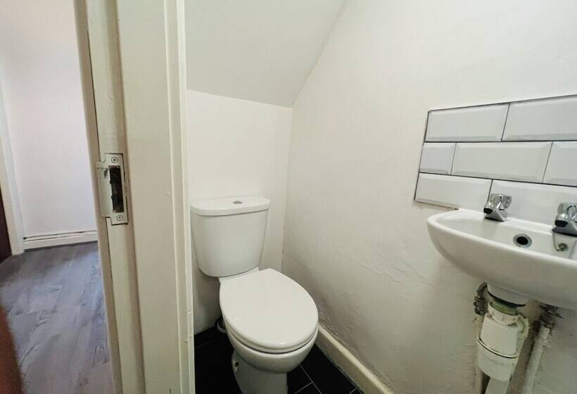 Residens Remarkable 4 Bed House In Bootle, Liverpool