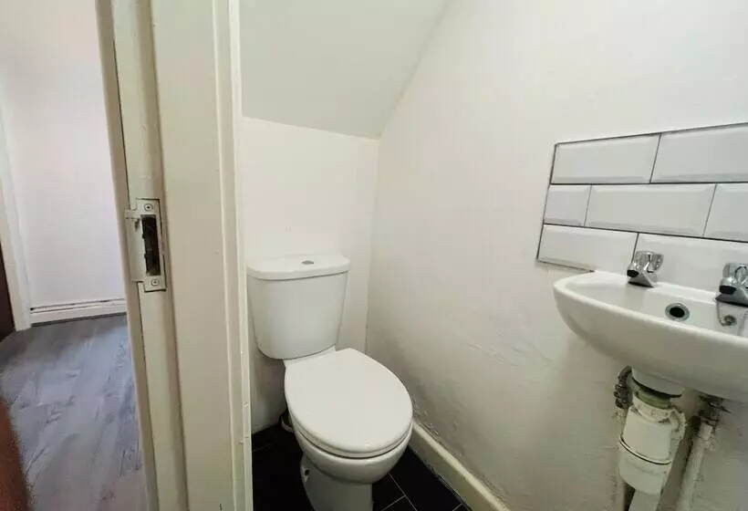 Residenssi Remarkable 4 Bed House In Bootle, Liverpool