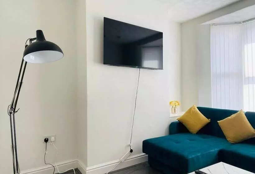 Residenssi Remarkable 4 Bed House In Bootle, Liverpool