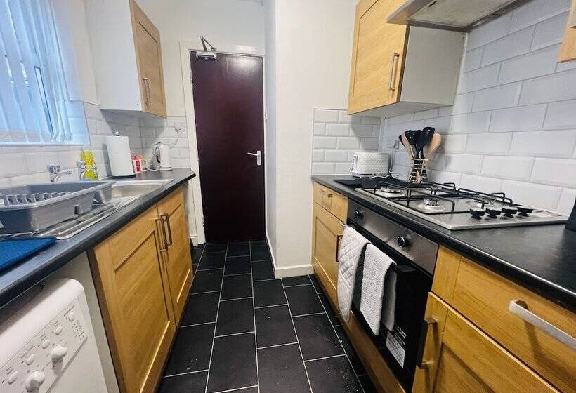 Residens Remarkable 4 Bed House In Bootle, Liverpool