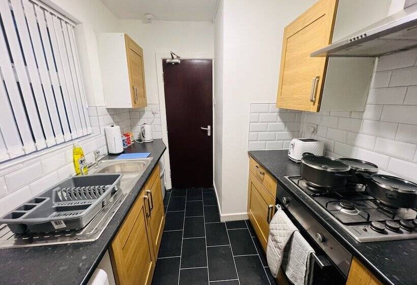 Residens Remarkable 4 Bed House In Bootle, Liverpool