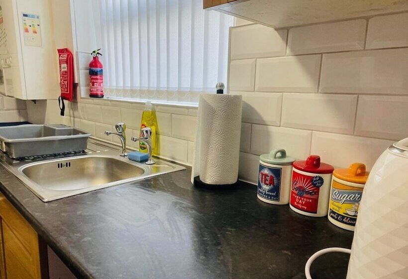 Residens Remarkable 4 Bed House In Bootle, Liverpool