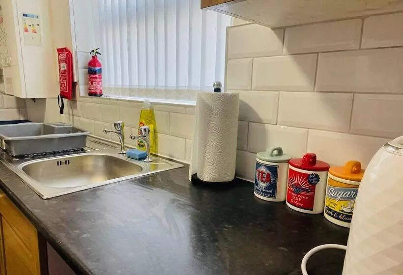Residenssi Remarkable 4 Bed House In Bootle, Liverpool