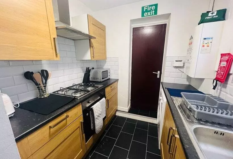 Residenssi Remarkable 4 Bed House In Bootle, Liverpool
