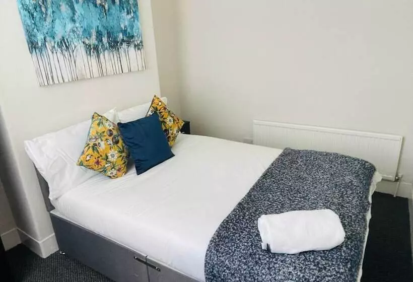 Residenssi Remarkable 4 Bed House In Bootle, Liverpool