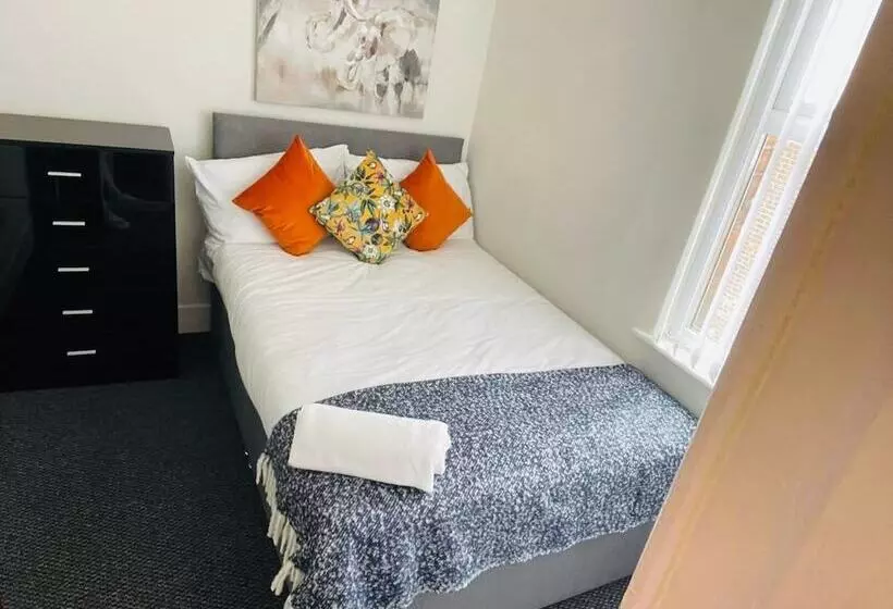 Residenssi Remarkable 4 Bed House In Bootle, Liverpool