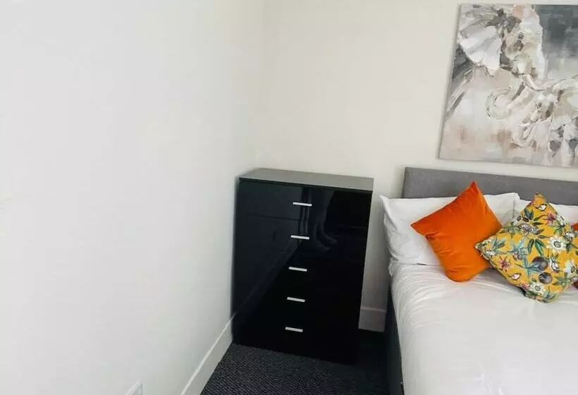 Residenssi Remarkable 4 Bed House In Bootle, Liverpool