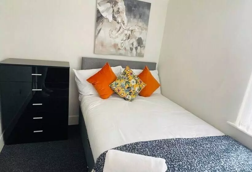 Residenssi Remarkable 4 Bed House In Bootle, Liverpool