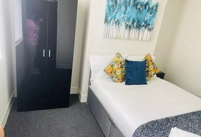 Residenssi Remarkable 4 Bed House In Bootle, Liverpool