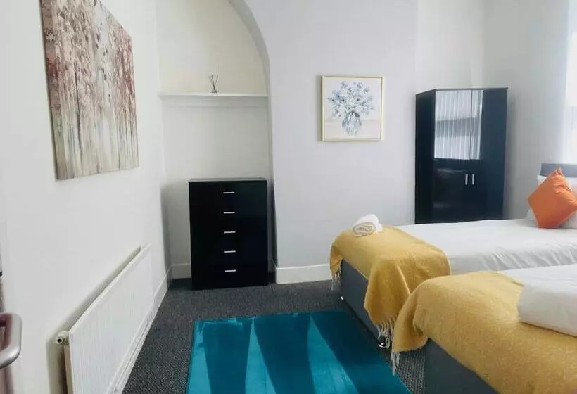 Residenssi Remarkable 4 Bed House In Bootle, Liverpool