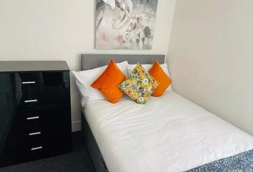 Residenssi Remarkable 4 Bed House In Bootle, Liverpool