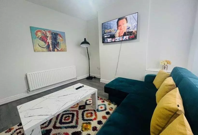 Residenssi Remarkable 4 Bed House In Bootle, Liverpool