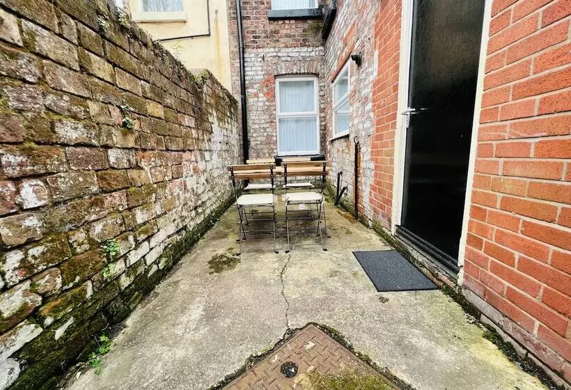 Residenssi Remarkable 4 Bed House In Bootle, Liverpool