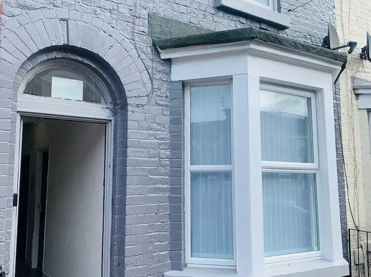 Residenssi Remarkable 4 Bed House In Bootle, Liverpool