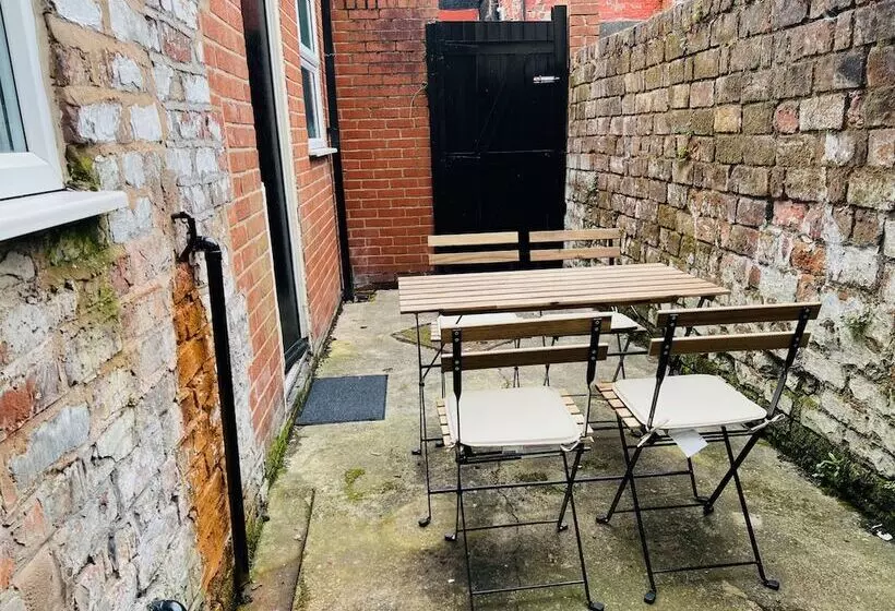 Residenssi Remarkable 4 Bed House In Bootle, Liverpool