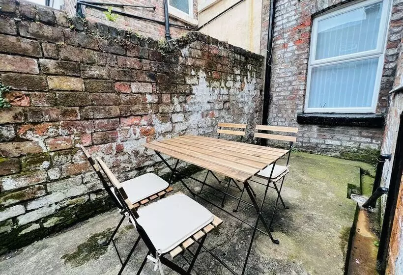 Residenssi Remarkable 4 Bed House In Bootle, Liverpool