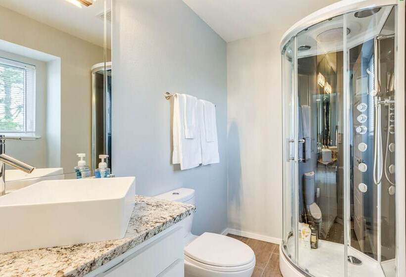 Spacious Arkansas Retreat W/ Deck, Hot Tub & Grill