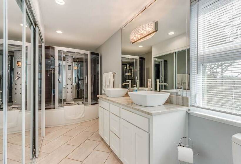 Spacious Arkansas Retreat W/ Deck, Hot Tub & Grill