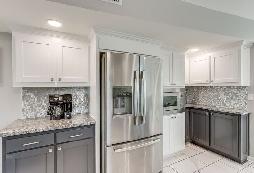 Spacious Arkansas Retreat W/ Deck, Hot Tub & Grill