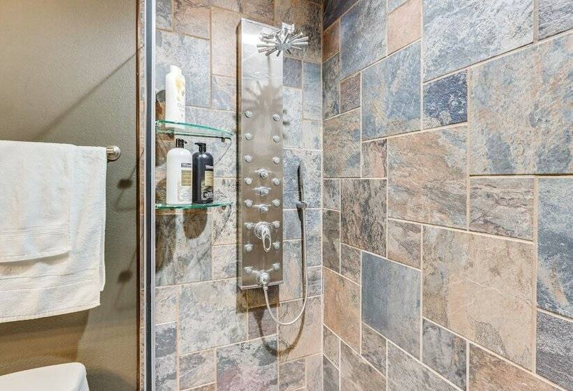 Spacious Arkansas Retreat W/ Deck, Hot Tub & Grill