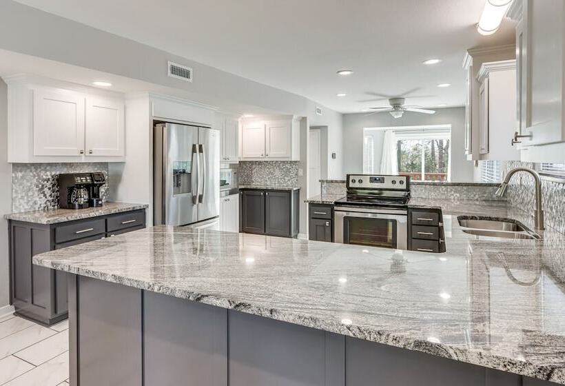 Spacious Arkansas Retreat W/ Deck, Hot Tub & Grill