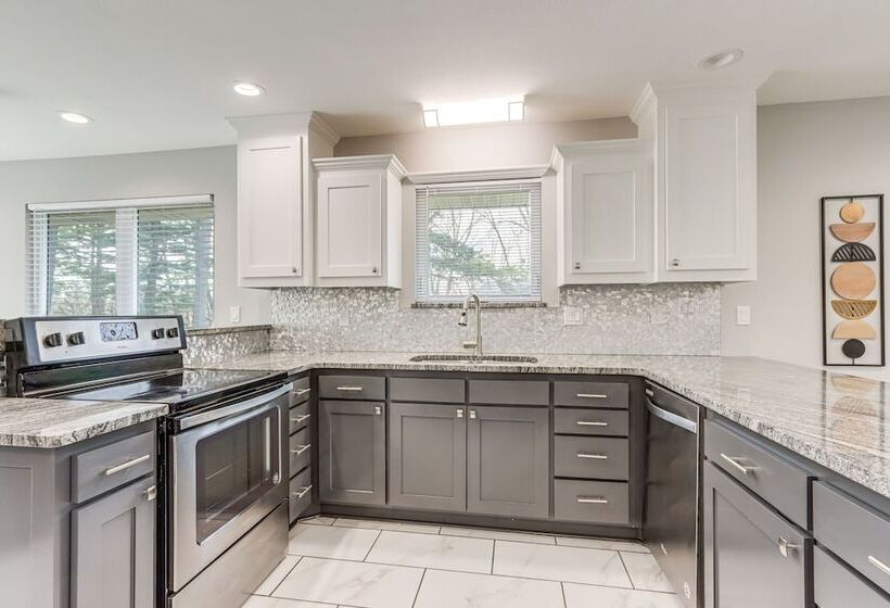 Spacious Arkansas Retreat W/ Deck, Hot Tub & Grill