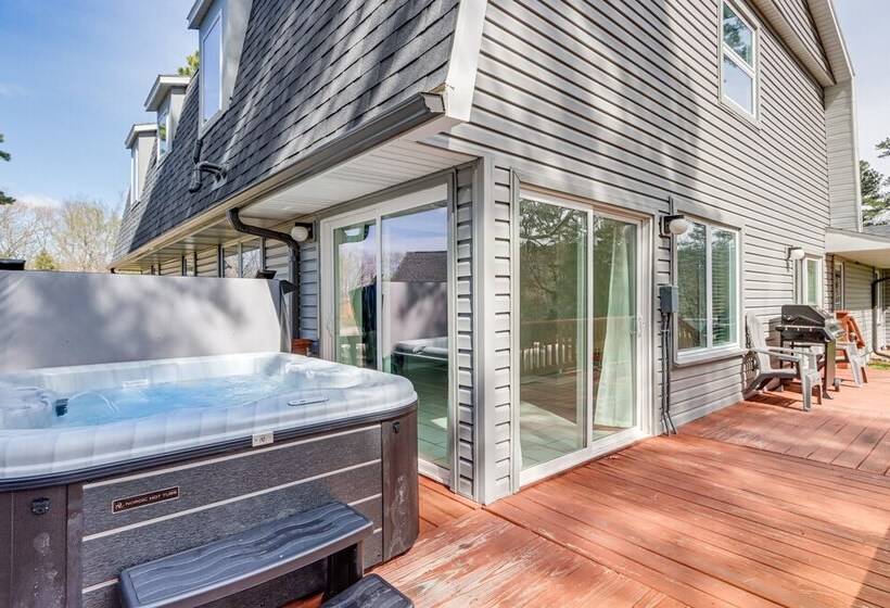 Spacious Arkansas Retreat W/ Deck, Hot Tub & Grill