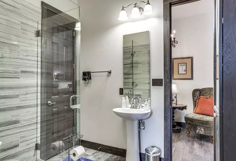 Ste Genevieve Home On 17 Acres, Near Wineries!