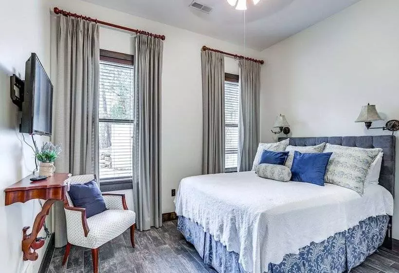 Ste Genevieve Home On 17 Acres, Near Wineries!