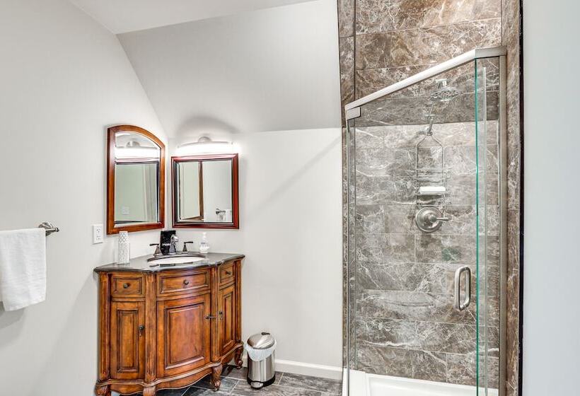 Ste Genevieve Home On 17 Acres, Near Wineries!