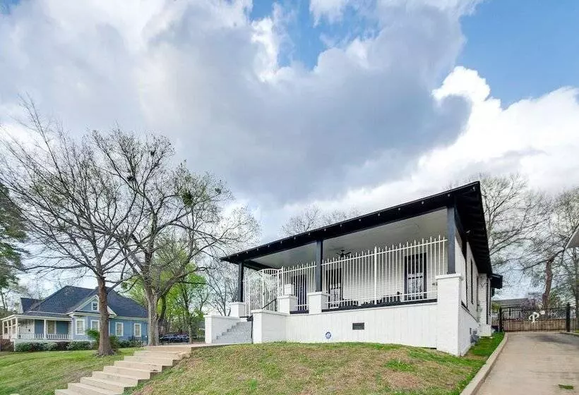 Stylish Home ~ 2 Mi To Jackson State & Belhaven!