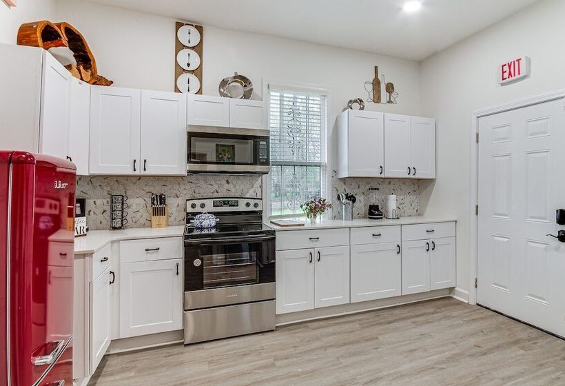 Stylish Home ~ 2 Mi To Jackson State & Belhaven!