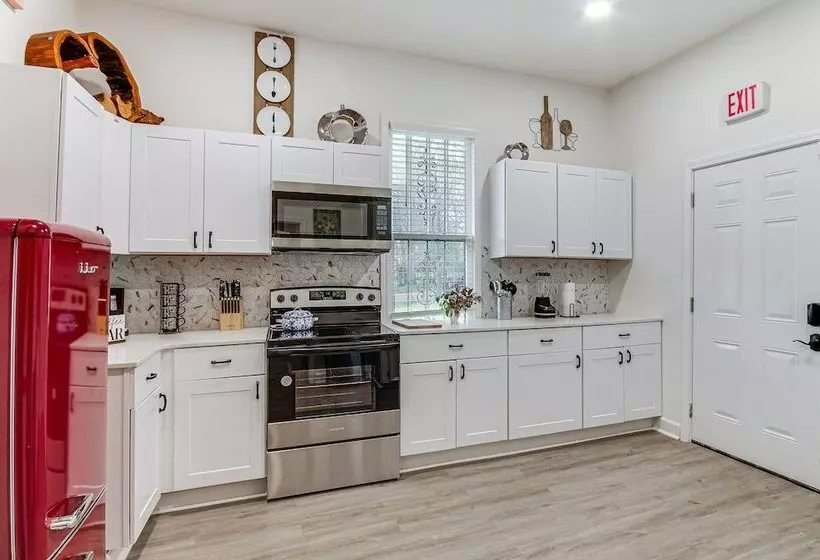 Stylish Home ~ 2 Mi To Jackson State & Belhaven!