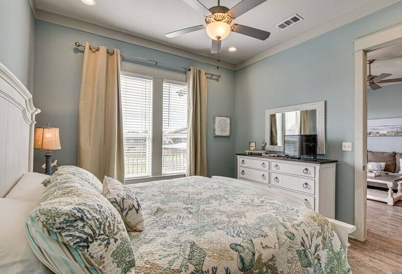 Texas Gulf Coast Home: Walk To Bolivar Beach!