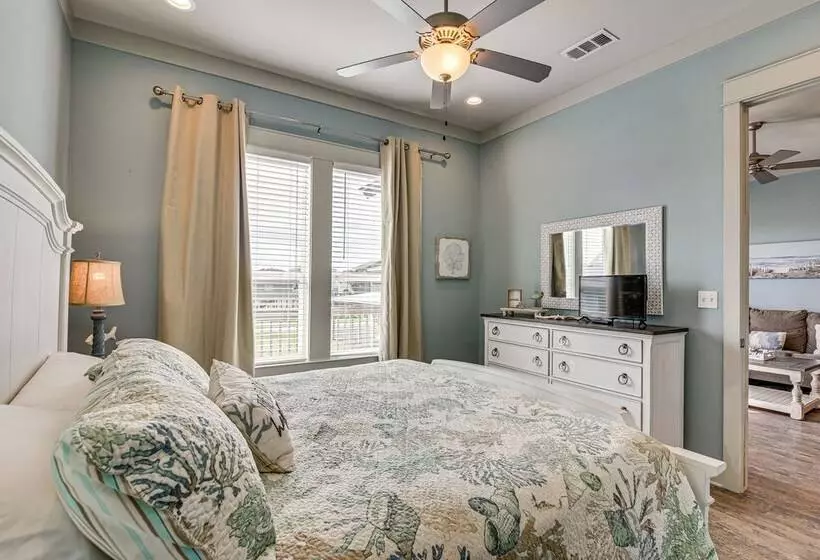 Texas Gulf Coast Home: Walk To Bolivar Beach!