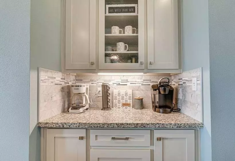 Texas Gulf Coast Home: Walk To Bolivar Beach!