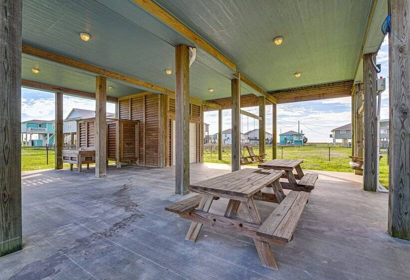 Texas Gulf Coast Home: Walk To Bolivar Beach!