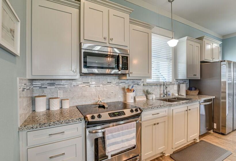 Texas Gulf Coast Home: Walk To Bolivar Beach!